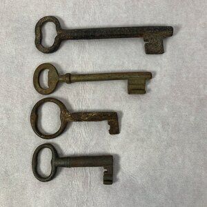 Lot of 4 Antique & Vintage Skeleton Keys Various Sizes